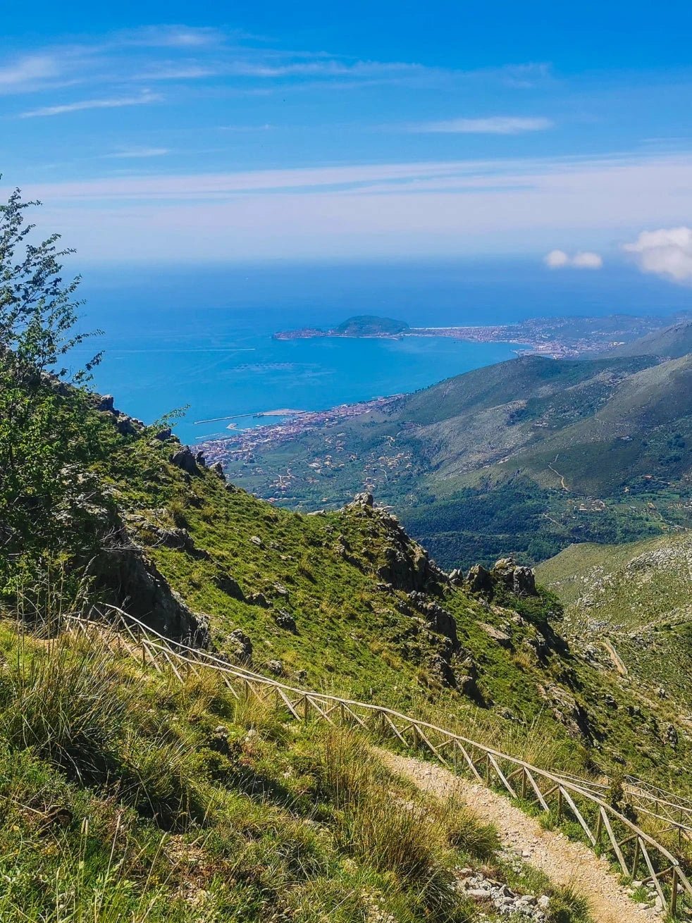 Trekking panoramico sul Redentore, dove la montagna abbraccia il mare - Discover Experience